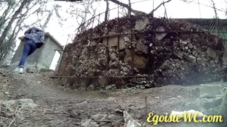 Outdoor pissing squatting in the fresh air! Everyone to watch!