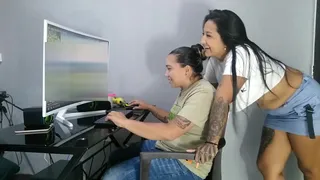 In what I teach my friend to play on the PC the very horny puts her huge ass on my face to suck it