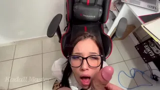 College student sucked the teacher to pass the chair