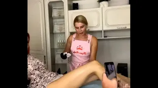 Her friend came to see the depilation expert SugarNadya. Just look at her gorgeous legs