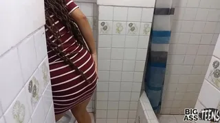 Gostosa milf big ass is fucked by a stranger in the bathroom of the disco, now the slob left me pregnant I busted my ass Anal