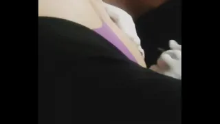 Second part of the video where I pay the tattoo artist with my ass because I bring money, I had a plug in my ass during the entire tattoo and the tattoo artist never noticed