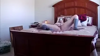Jen Rubs her pussy to cum