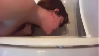 This Italian slut makes you see how she enjoys with her head in the toilet