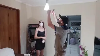Married receives electrician in her home!
