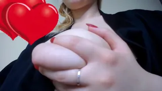 PRETTY GIRL FUCKS HER BOOBS SOOOO HOT