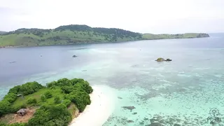 Indonesian Putri Cinta being naughty while enjoying herself at the beach