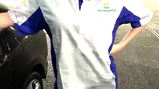 Attendant went viral on the internet giving his ass at the gas station