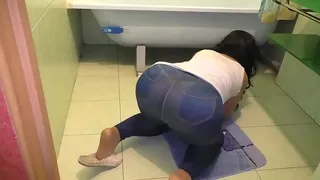 A lady with a huge ass loves a cock in the ass