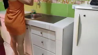 We fuck when we're alone in the kitchen: after he saw me in a towel, he couldn't resist seeing my big and juicy cock