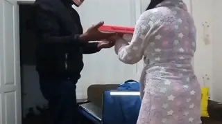the money is short and the delivery man received it in blowjob (boquetelo, xerecard, less visacu)