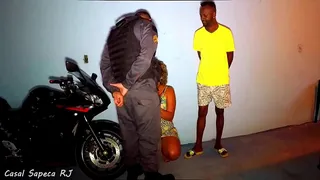 SUCKLING THE POLICE ON THE STREET
