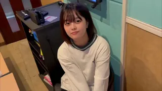 If it's just a blowjob, it's not cheating, right? A female student who cheats on her boyfriend at karaoke with a male friend. She likes the smell of a penis.