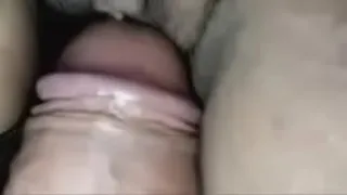 Spreading the pussy of an Asian mature woman, stuffing her cock in her clit, fucking her until the cum fills her pussy hole, the cock is so thrilling, her moans are extremely arousing.