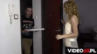 Free erotic movies - Nadia counts the pizza delivery man - Nadia appears [Podrywaczki]