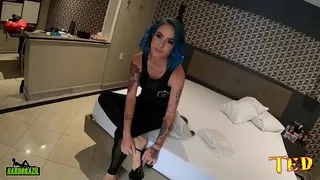 This young girl wastes no time even behind the scenes