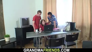 Two cocks are pushed in one mouth in the office