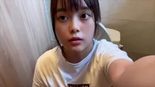 [Toilet masturbation] I masturbated so much that my pussy was soaking wet... I squirted a lot today too.