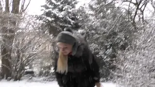 Busty young woman selina666 pinkelt, pee in Public
