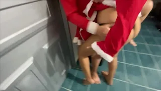 I FIND MY STEPMOTHER SHAKING HER ASS IN THE LIVING ROOM AND WE END UP HAVING LESBIAN SEX ON CHRISTMAS EVE WITH TOYS UNTIL ORGASM