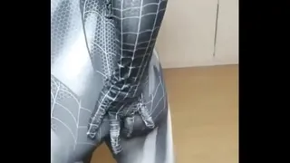 The black spider woman's pussy is also itchy, so she can only do it by herself before Burke can