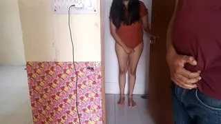 Stepsister-in-law called the young neighbor watching secretly in the bathroom and fucked him