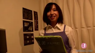 It's just two people in a private room, and when the staff who is horny offers a cock, he rolls the glans with the tip of his tongue deliciously as if he was waiting.