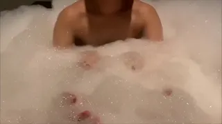 A big ◯ raw girlfriend who extracts all the sperm from her boyfriend's ball bag in a bubble bath at a love hotel. [Amateur]