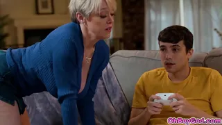 Stepson gets  mesmerized Dee Williams pussy and rubs it so good