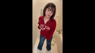[A video of a female college student's routine on her day off] She masturbated in the fitting room and peed in the jeans she bought at home.