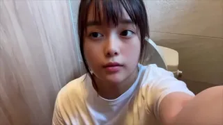 [Toilet masturbation] I masturbated so much that my pussy was soaking wet... I squirted a lot today too.