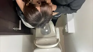 [Couple ◯ photo] A couple who just started dating and are in the middle of love. Raw sex at the toilet where they work part-time. They become completely absorbed in the stimulating sex...