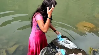 Desi girl was washing clothes on the river, then she fucked her