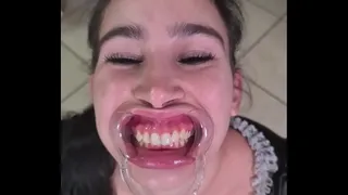 Lip retractor self urine drinking