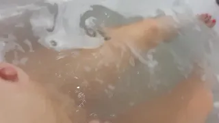 Pretty woman masturbates in a hot tub - cumshot bright and loud - watch to the end