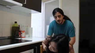 The beauty calls foreign friends to fight passionately while her boyfriend is not at home.