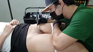 Tattoo Artist seduce and fucked his client Girl while Creampie