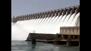 YouTube - Fun at nagarjuna sagar Dam 22 gates open