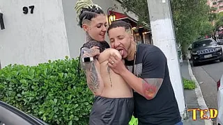 She left the club and they peed on the street all crazy - Casal Dna - Fernanda Chocolatte - Mirella Mansur - Ma Santos