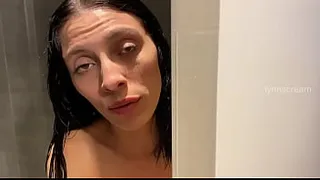 I fucked my girlfriend's stepsis in the bathroom when she went to the supermarket LYNN SCREAM