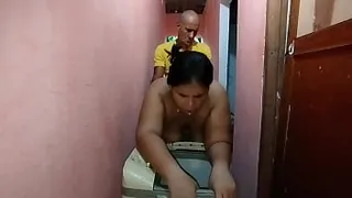 My cuckold husband called the neighbor to repair the washing machine and he ends up fucking me good leaving my ass full of semen. Real homemade