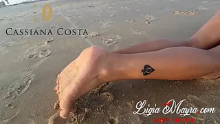 She runs on the beach sand and hits her butt in the water kkk - Come see my husband eating my ass