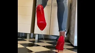 Desperate Wetting my Jeans and in my sexy Red HighHeels and play with