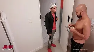 Customer pays $100 to delivery man to have sex and let it be filmed