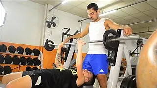 PERSONAL TRAINER SAFADO EATS YOUR CUSTOMER IN THE MIDDLE OF THE ACADEMY