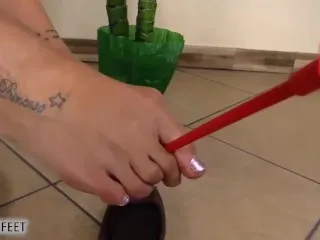 Naked Indiana foot fetish - arrow shots with toes