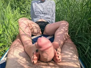 Outdoor Footjob Fetish: Tasty Grass Action