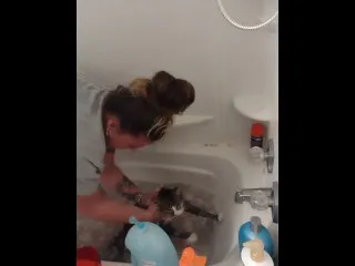 Girl bathes kitty in steamy session