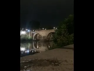 Piscio nel Fiume Tevere (Calda Estate Romana)