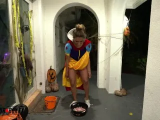 Snow White's Angry Pee on Halloween Candy - Amateur Boxxx